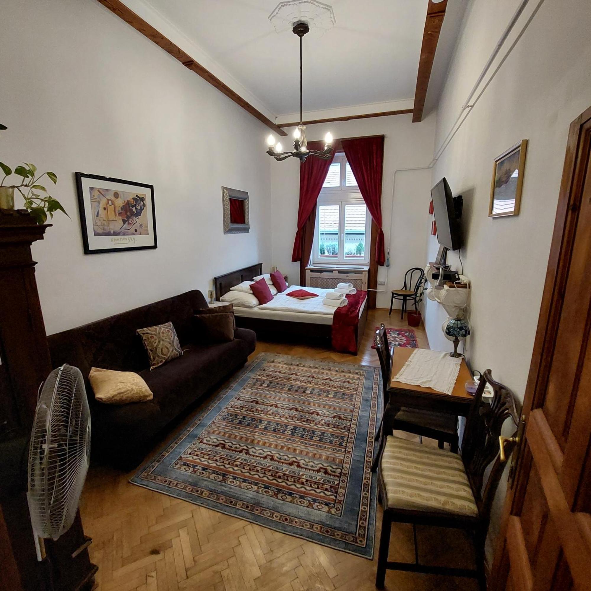 Classical Budapest Apartment In The Old Pest ภายนอก รูปภาพ